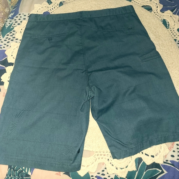 Volcom lengthy shorts in GUC - Picture 5 of 5